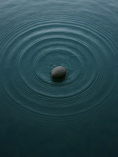 Ins Wasser fällt ein Stein und zieht Kreise