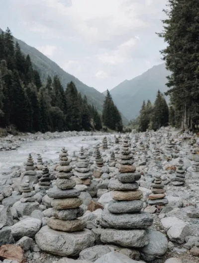viele Meilensteine Steinmännchen