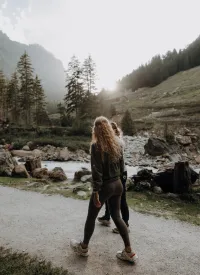 Gespräch im Gehen Sonnenuntergang