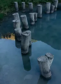 Weg Pflöcke Berge spiegeln sich im Wasser