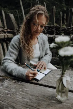 Sabine Kindl bereitet eine Seminar vor