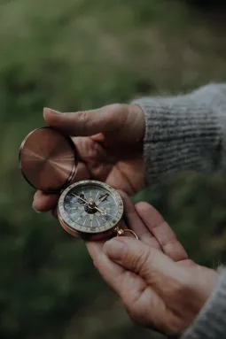 Kompass in Händen 